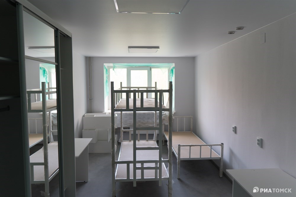 Большинство комнат имеет площадь 18 квадратных метров. В каждой из них будут жить максимум трое студентов. В некоторые комнаты уже завезена новая мебель. Всего общежитие рассчитано на 830 человек.