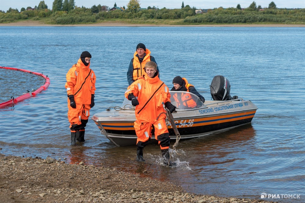 У спасателей также есть катер, с помощью которого можно установить боновые заграждения, например, в середине русла реки.