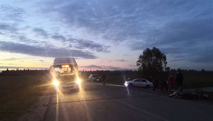 Мопед врезался в автобус на трассе под Томском, двое в больнице