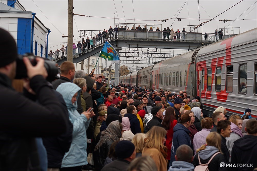 Около сотни призванных по частичной мобилизации томичей в понедельник отправились на поезде в учебку в Омск. На перроне их провожали родные и друзья. Как проходила отправка – на фото РИА Томск.