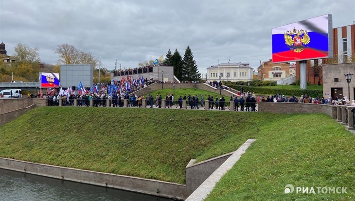 Более 2тыс человек вышли в Томске на митинг за включение в РФ Донбасса