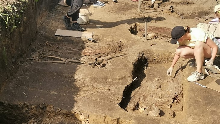 Археологи ТГУ нашли золотую серьгу на древнем могильнике под Омском