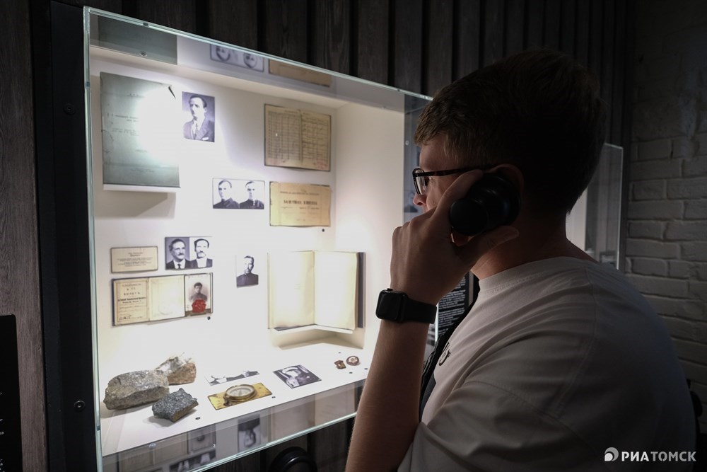 Обновленный музей оборудован множеством интерактивных устройств. Сняв телефонную трубку, можно послушать историю, опустив или подняв рычаг – сменить информацию с карты на баннеры с текстом.