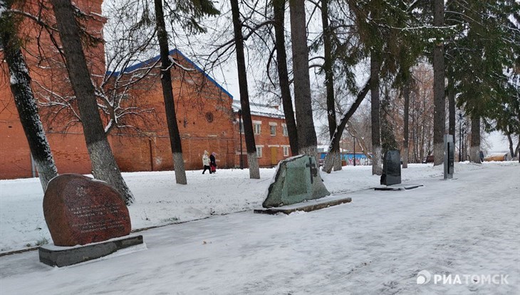 Вандалы сломали польскую стелу в Сквере памяти Томска