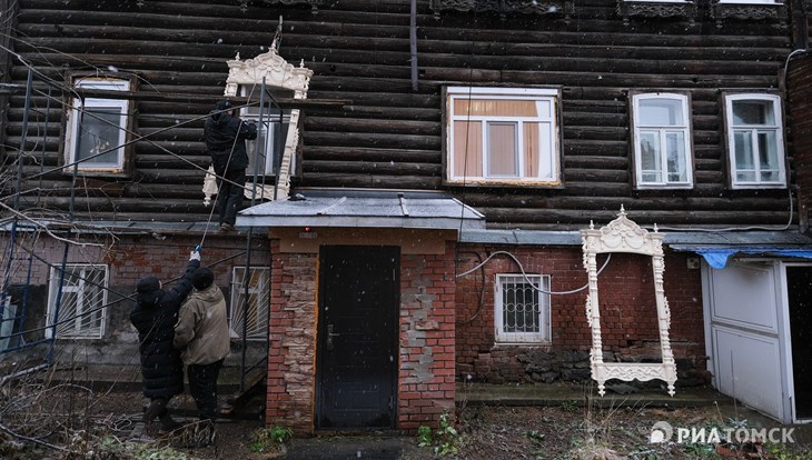 Волонтеры отреставрировали еще 10 наличников дома на Никитина в Томске
