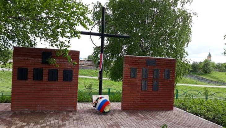 Вандалы повредили еще несколько памятных плит томским полякам
