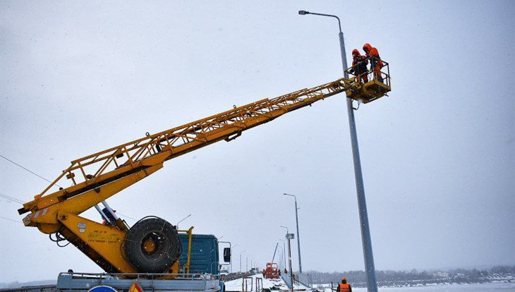 Монтаж нового освещения завершается на Коммунальном мосту Томска