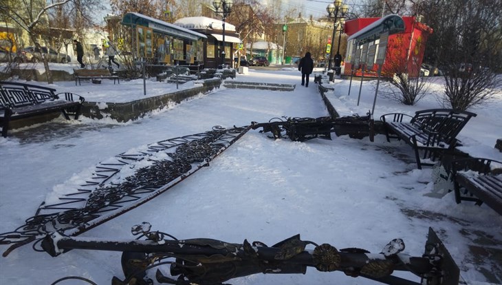 Вандалы сломали арку с лебедями на входе на Белое озеро в Томске