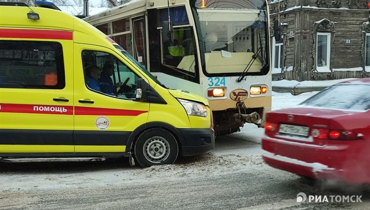 Трамвай столкнулся со скорой на проспекте Фрунзе в Томске