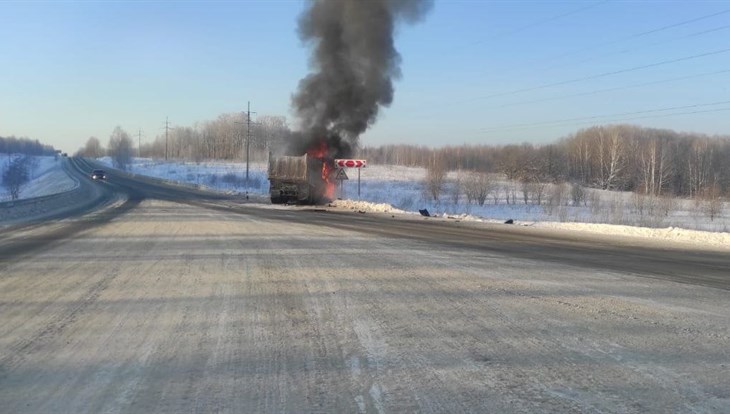 Грузовик загорелся, столкнувшись со скорой на трассе Томск-Мариинск