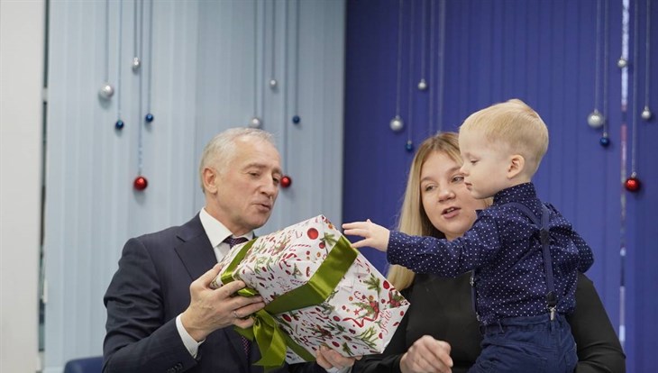 Владимир Мазур исполняет новогодние мечты детей с Елки желаний