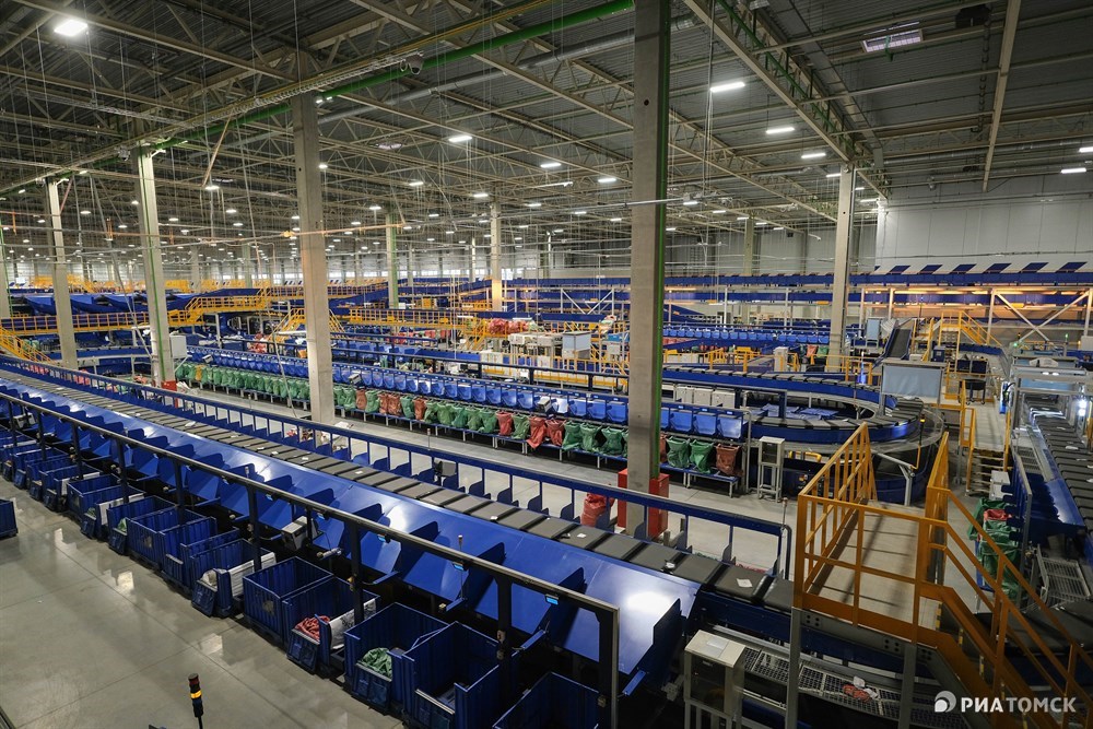 Новосибирский логистический центр общей площадью почти 46 тысяч квадратных метров включает в себя несколько производственных зон.