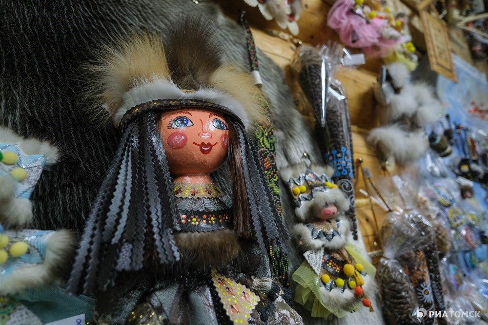 В селе Парабель туристов знакомят с мастерицей-кукольницей Светланой Казанцевой.