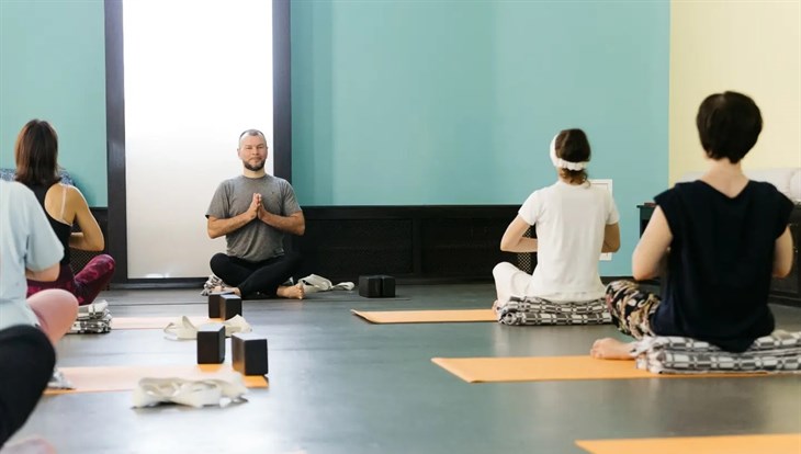 Со стройки – в асану: как томский каменщик открыл студию йоги