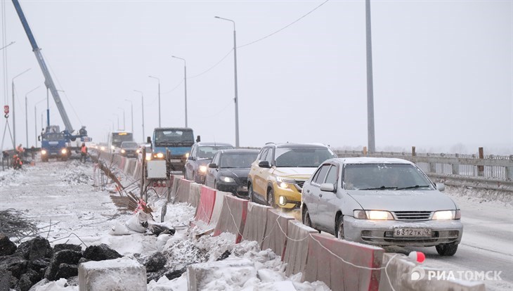 Транспорт вновь еле ползет со стороны Северного Парка к мосту в Томске