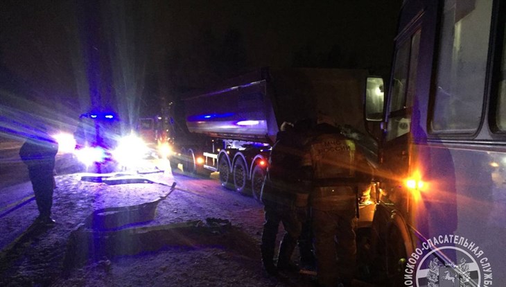 Автобус и автомобиль Kia столкнулись на трассе под Томском