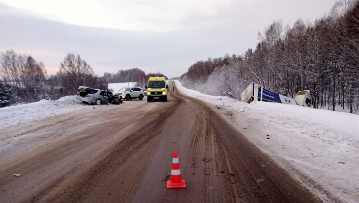 Два человека пострадали в лобовом ДТП с грузовиком в Томском районе