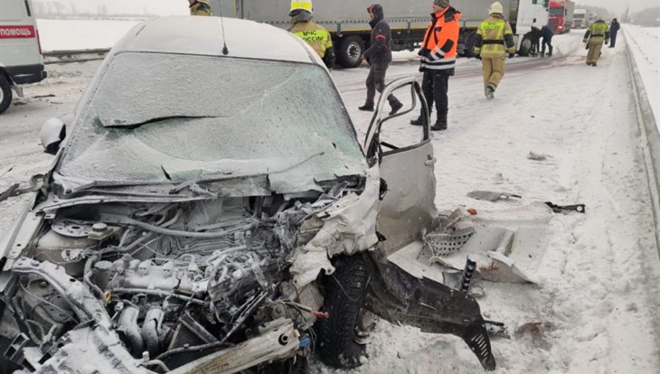 Двое пострадали после столкновения Mazda с фурой на въезде в Томск