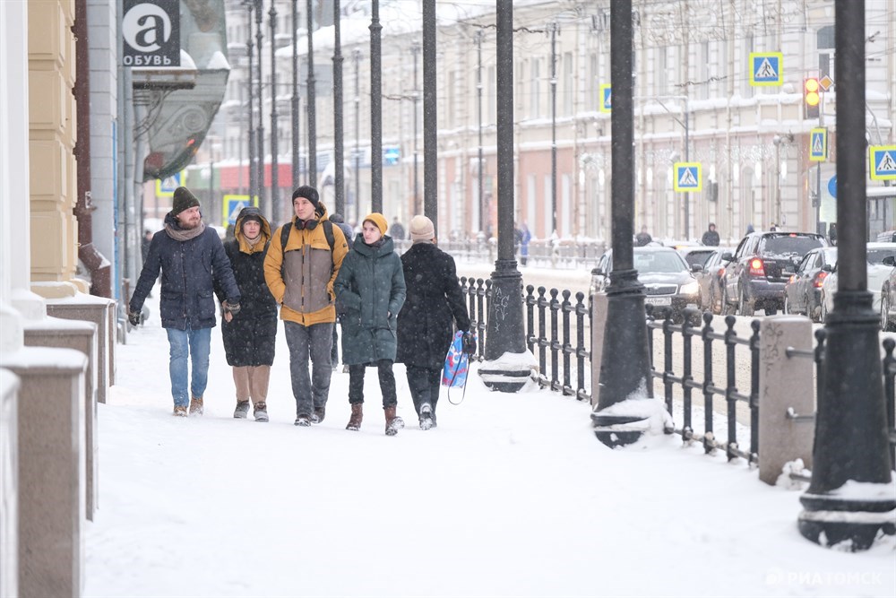 Январь – середина календарной зимы – подходит к концу, февраль наступит уже через несколько дней. Фотокорреспондент РИА Томск вышел на улицу и запечатлел, чем томичи занимаются в этот теплый и снежный день.