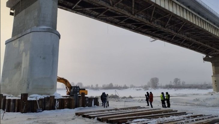 Ремонт опор Коммунального моста с реки начался в Томске