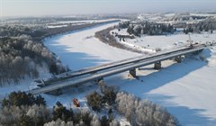 Каркас моста соединил берега реки Яи в Томской области