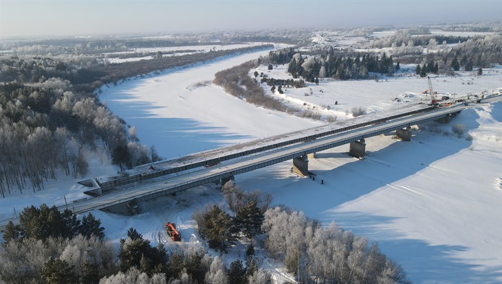 Каркас моста соединил берега реки Яи в Томской области