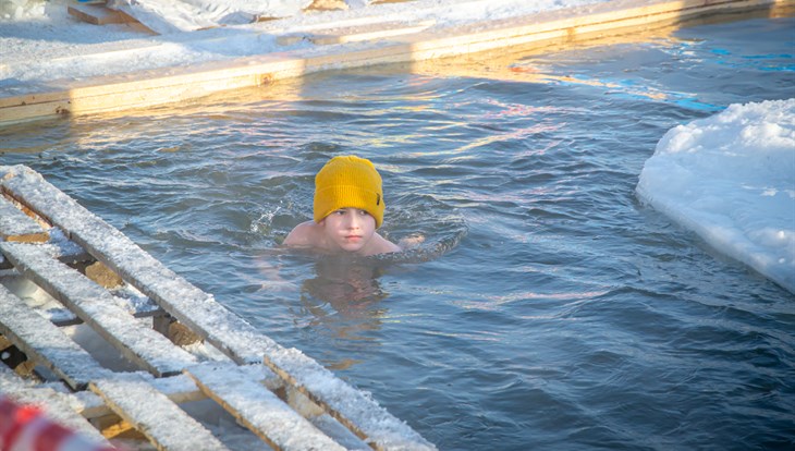 Томские моржи проплыли 12 км в ледяной воде на марафоне в Новосибирске