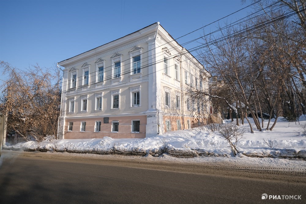 Дом-памятник на улице Крылова, 6 издалека не выглядит таким уж ветхим. При этом построен он был еще в первой половине XIX века.