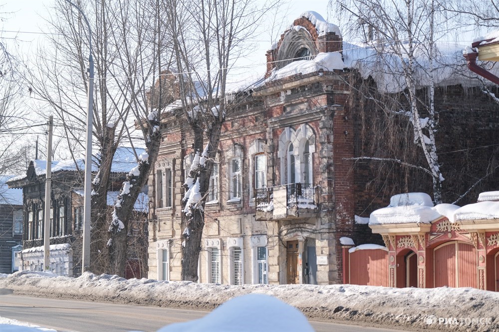 Чуть больше подробностей известно про дом-памятник на Татарской, 3. Внутри у него есть парадная лестница и лепной декор.