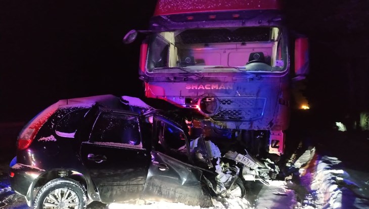 Водитель Lada погиб в столкновении с фурой под Томском