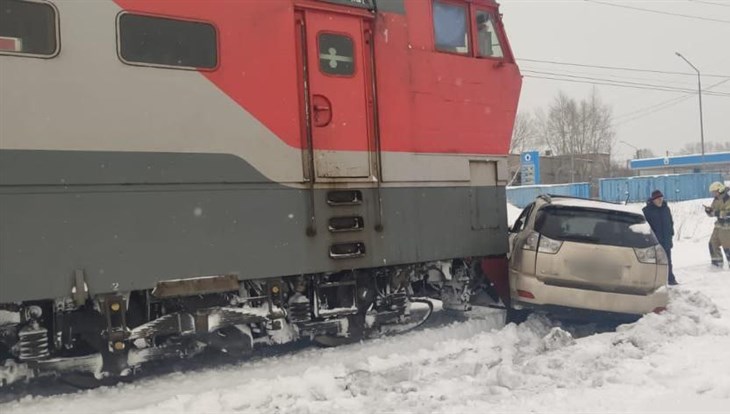 Lexus попал под локомотив на ж/д переезде по улице Ижевской в Томске