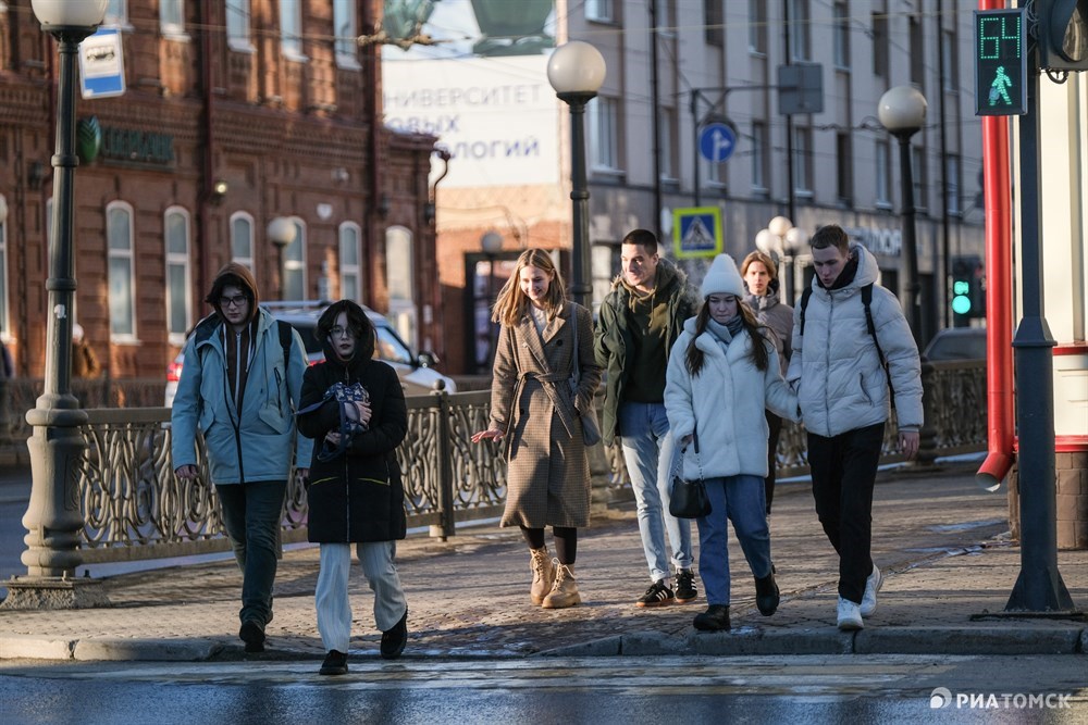 Весну в Томске сильно ждут. Едва столбики термометров достигли плюс 6-ти и солнце подсушило тротуары, люди поснимали шапки, и по центру многие предпочли передвигаться именно пешком. Прогулялся по городу и фотокорреспондент РИА Томск Никита Гольцов.