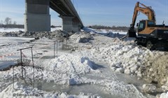 Рабочие демонтировали ледовую дорогу под Коммунальным мостом в Томске