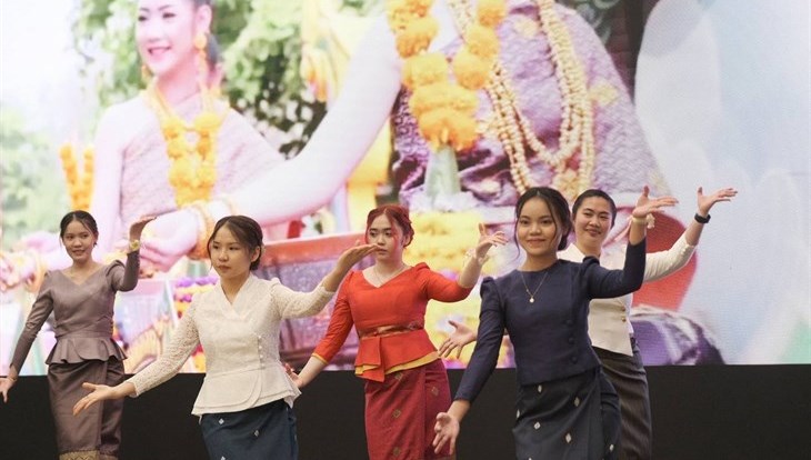 Студенты ТГУ показали томичам танец боксеров на вечере культуры Лаоса