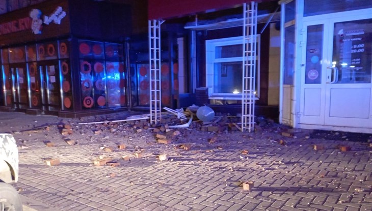 Стена обрушилась ночью в здании с тремя кафе на Усова в Томске