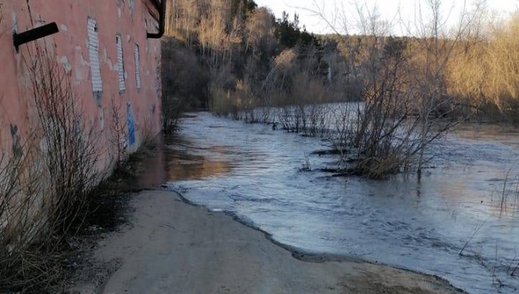 Вода в Ушайке поднялась выше на Степановке в Томске, работает насос
