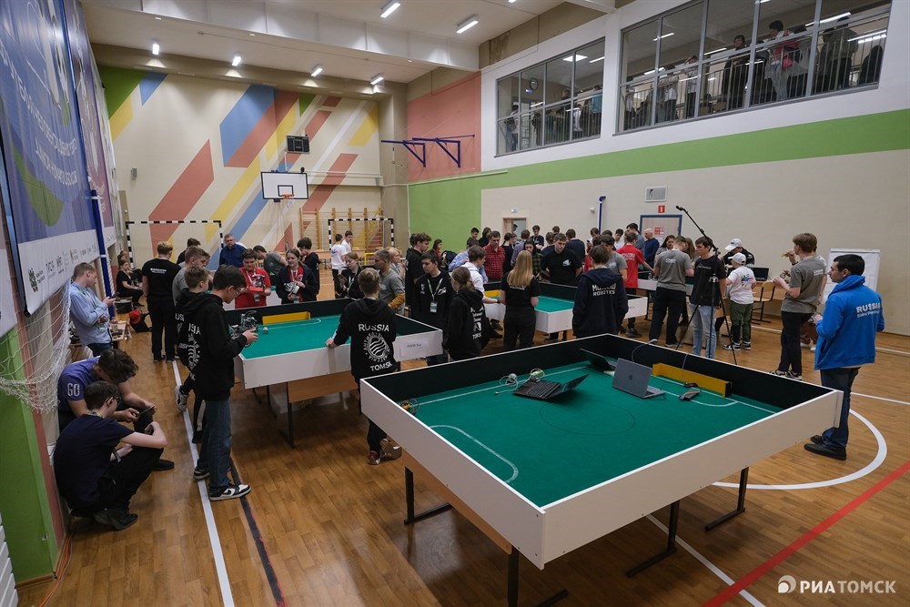 Чемпионат по робототехнике RoboCup Russia проходит в томской школе Интеграция. В программе – состязания по футболу роботов, демонстрация роботов-спасателей, а также конкурс RoboCup Творчество. Яркие моменты события – в фотоленте РИА Томск.