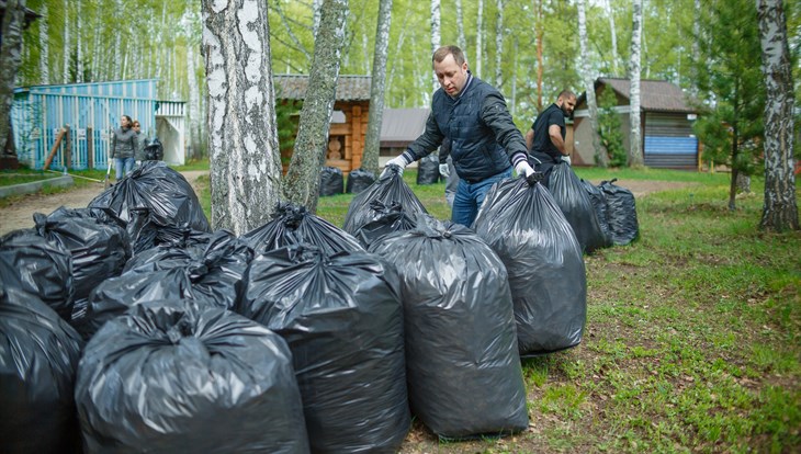 Сто мешков мусора собрали на экосубботнике в томском парке Околица
