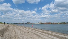Перелив дороги мешает подготовке томского пляжа на Семейкином острове