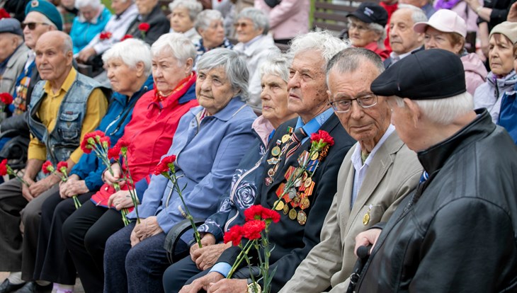 Томские официанты могут по просьбе власти надеть мерч с фото ветеранов