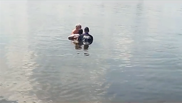 Томские спасатели спасли из реки девочку, которая напоролась на крючок