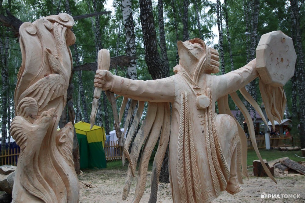 Статуя Донгака Серена и Кагай-оол аяса из Республики Тыва