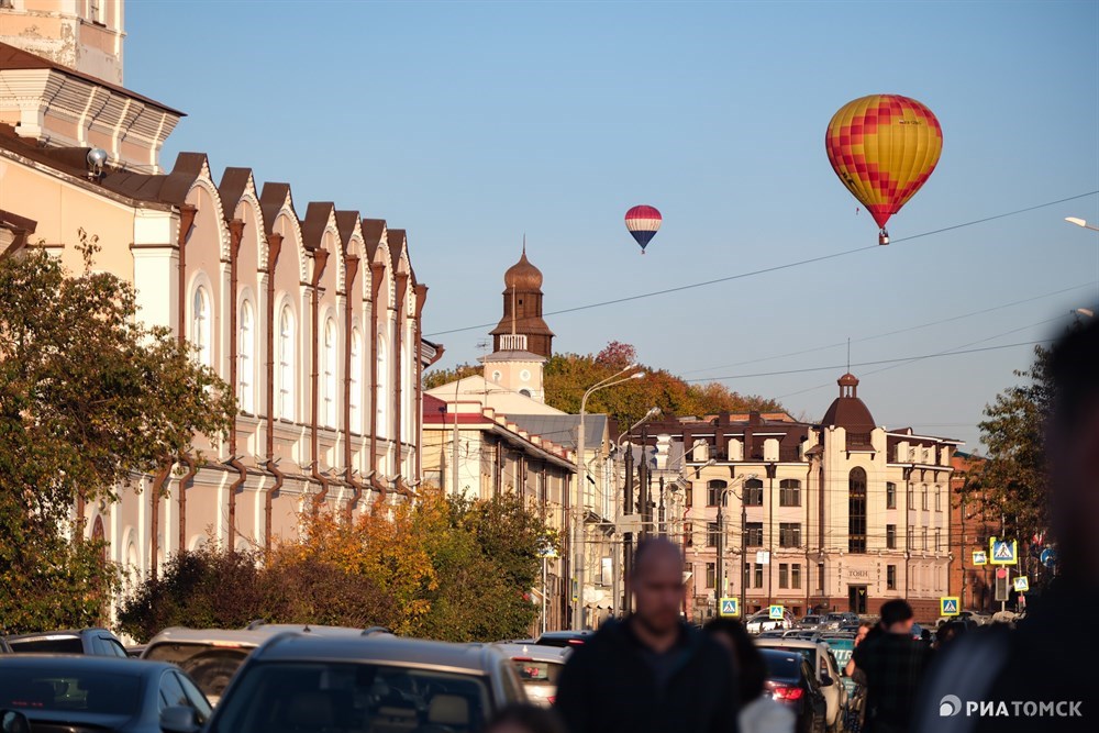 Восемь воздушных шаров взлетели в четверг над Томском: воздухоплаватели из разных регионов России отправились в свободные полеты над городом и его окрестностями. Красочное и романтическое зрелище, а также удивленные и восхищенные зрители – на фото РИА Томск.
