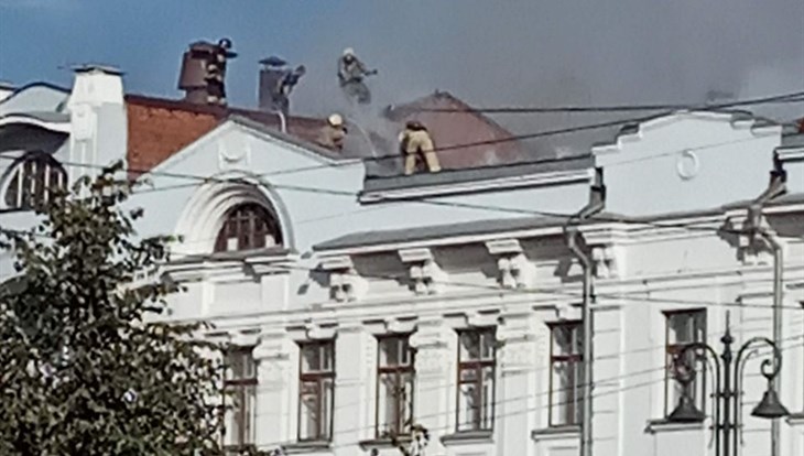 Крыша исторического здания горит в центре Томска, движение перекрыто