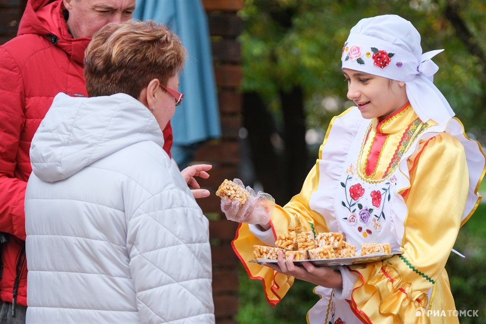 Фестиваль Томская кулебяка прошел в субботу на площади у СФТИ. Мероприятие организовано в  рамках этнокультурного практикума По-сибирски. Народные костюмы, танцы и, собственно, сами кулебяки – в фотоленте РИА Томск.