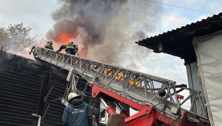Дом из списка-701 горит на улице Войкова в Томске
