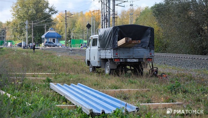 РЖД устанавливают забор у Мокрушинского переезда в Томске после ЧП