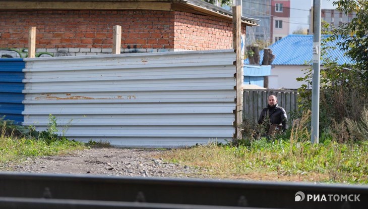 РЖД устанавливают забор у Мокрушинского переезда в Томске после ЧП