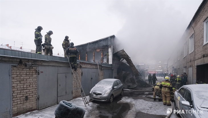 Автосервис на улице Суворова загорелся в Томске в понедельник