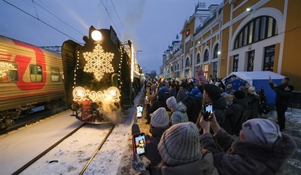 Он настоящий: как томичи встречали поезд Деда Мороза
